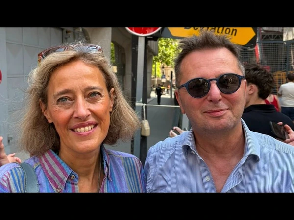 DÉFILÉ QR-CODE : Alexandra Henrion-Caude se fait refuser l'accès ! Avec Didier Maïsto