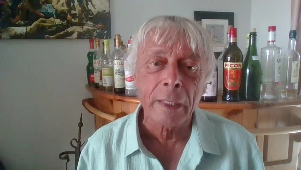 Il prend en photo deux emburquinées : au poste !